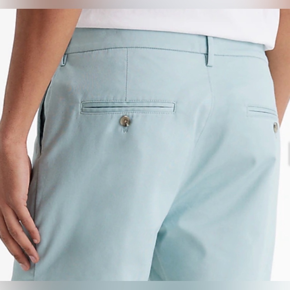 Express Men’s size 33-SLIM, Above the Knee 8” SEAM shorts.